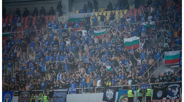 Над 1000 подкрепяха "Левски" в Скопие.

СНИМКИ: "ЛЕВСКИ"
