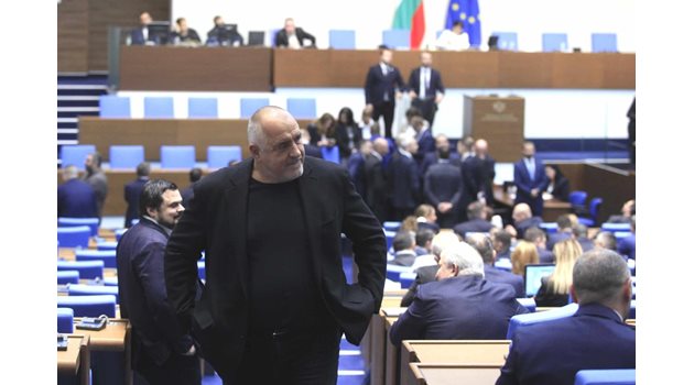 Лидерът на ГЕРБ Бойко Борисов излиза от пленарната зала след депутатския бой