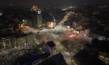 Многохилядният протест в Белград продължава да се вихри въпреки студа (Видео, снимки)