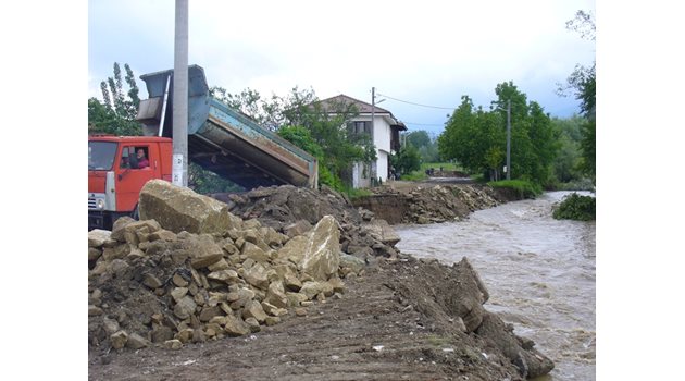 Придошлата Стара река в Казанлък отнесе част от пътя.