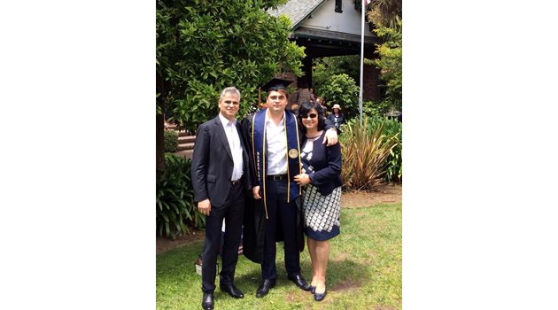 Семейството празнува дипломирането на Рафаел в “Бъркли”.