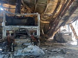 Камион и мотокар изгоряха при пожара в склада в "Тракия"