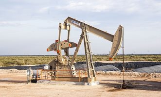ЕК предлага ценови таван от 100 долара за барел на руските петролни продукти