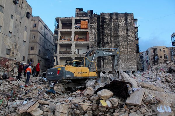 Спасителни екипи търсят оцелели изпод отломките на сгради в Сирия СНИМКА: Ройтерс
