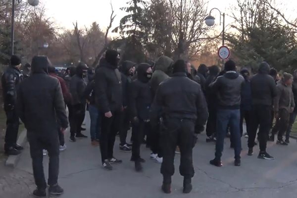 С качулки и скандирания феновете на "Ботев" са в Цар Симеоновата градина на метри от сградата на местния парламент.