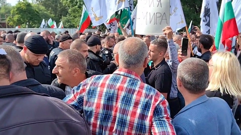 Протестъри на "Възраждане" събориха оградата на Паметника на Съветската армия, сблъскаха се с полицията
