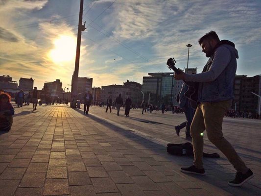 Музикантът на улица в Истанбул; СНИМКИ: ЛИЧЕН АРХИВ