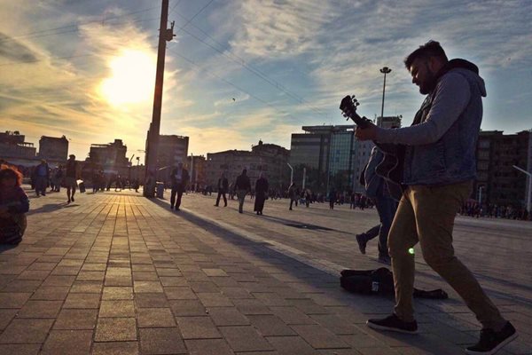 Музикантът на улица в Истанбул; СНИМКИ: ЛИЧЕН АРХИВ