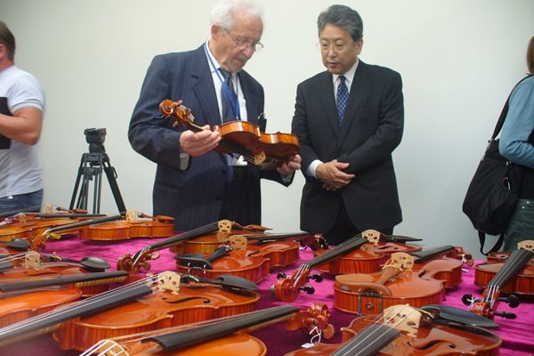 Дори и по време на импровизирания концерт международното жури за оценка на струнните инструменти, изработени от съвременни лютиери от 3 континента - Европа, Азия и Америка, продължи своята работа.
