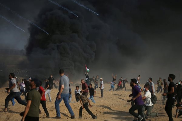 Израел обстрелва с газови снаряди палестинци от Газа.