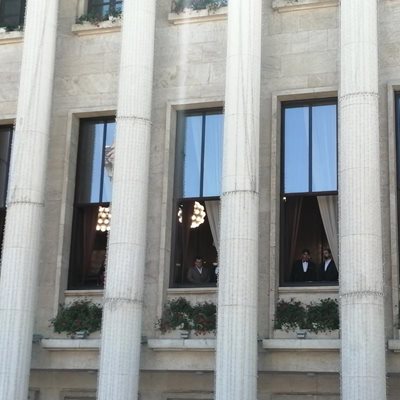 Солисти на операта пеят от прозорците на кметството.