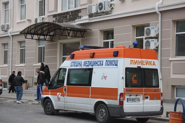 Сега в реанимацията на областната болница в Сливен се борят за живота на възрастния мъж.
