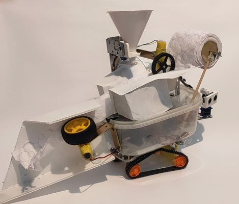 Градинският робот, с който студентите участват в състезанието “Интернешънъл роботс компетишън”.