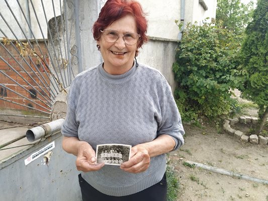 76-годишната Недка Димитрова, първата учителка на Янев, пази негова снимка. 