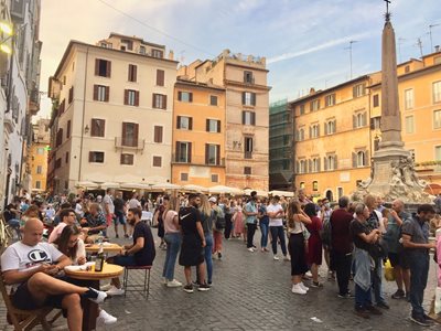 Площадите на Рим вече са пълни с туристи. СНИМКИ: Авторът