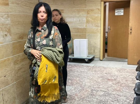 Мария Карахристева дойде в съдебната зала с дъщеря си Миглена (зад нея). Снимка: Авторът