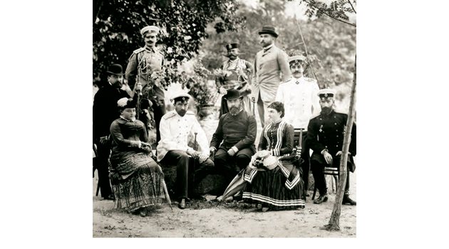 Сестрата на Батенберг Мари Каролине принцеса фон Батенберг, княгиня Цу Ербах-Шонберг (седнала отпред вдясно) и съпругът й - княз Густав Ернст цу Ербах-Шонберг (прав в левия край), идват на гости в България на Сандро (седнал, в бяла униформа), както са го наричали в семейството.