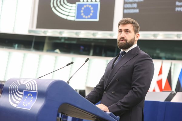 Андрей Новаков говори в Европейския парламент.