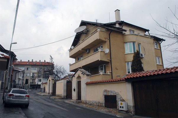 Къщата на Борисов се охранява стабилно, въпреки че няма много хора в нея