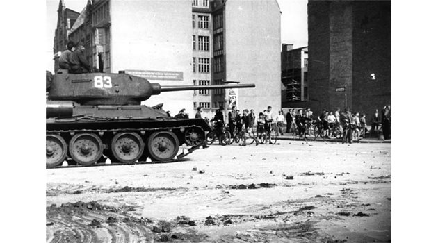 ПОГРОМ: Съветски танкове потушават бунтовете на работниците в Берлин през юни 1953 г.