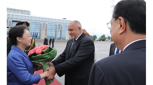 Борисов изпрати с букет рози и съпругата на китайския премиер Ли Къцян Чън Хон.