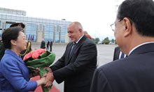 Борисов прати букет на Меркел по Ли Къцян (Снимки)