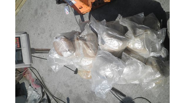 ГДБОП разби престъпна група за трафик на 72 кг хероин от Близкия Изток за Западна Европа. Снимки и видео: МВР