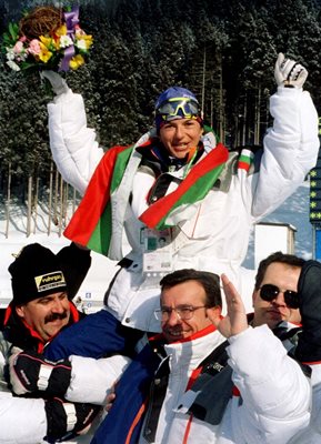 Георги Банов (вдясно с тъмните очила) носи на раменете си единствената ни шампионка от зимни олимпийски игри Екатерина Дафовска.