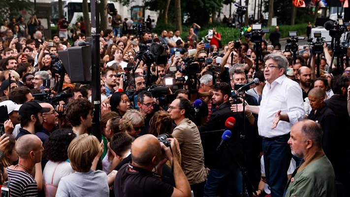Жан-Люк Меланшон говори пред привърженици след втория тур на парламентарните избори в Париж.

СНИМКИ: РОЙТЕРС