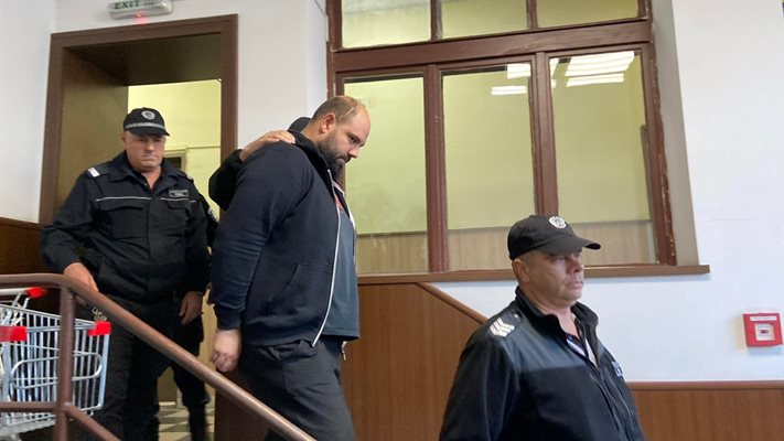 Под засилена охрана Йордан Петков беше доведен в съдебната зала.