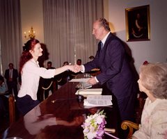 Министърката на туризма Зарица Динкова току-що е завършила Дипломатическата школа на испанското външно министерство и бива поздравена от тогавашния монарх крал Хуан Карлос.