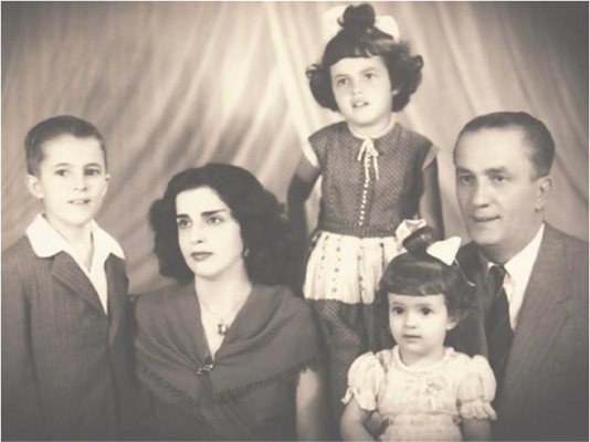 Дилма Русеф (изправена) като дете заедно с брат си Игор Русеф, майка си Дилма Коимбра Силва, сестра си Жана (Цана) и баща си Петър Русев.
СНИМКИ: АРХИВ
