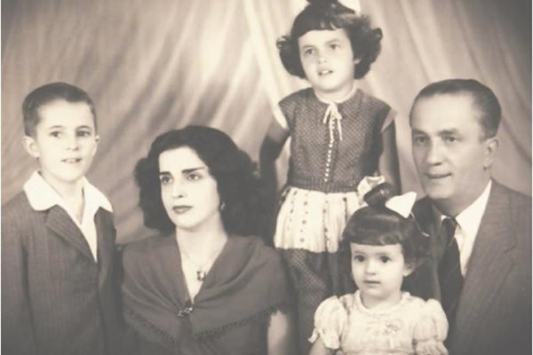 Дилма Русеф (изправена) като дете заедно с брат си Игор Русеф, майка си Дилма Коимбра Силва, сестра си Жана (Цана) и баща си Петър Русев.
СНИМКИ: АРХИВ
