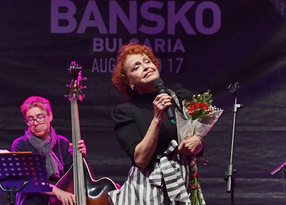 Камелия Тодорова пее на сцената в Банско.  СНИМКИ: БУЛФОТО