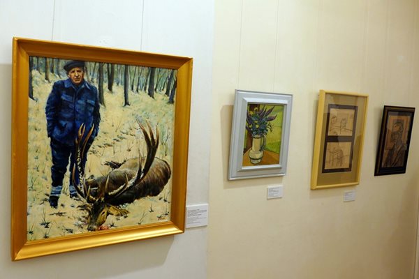 Една от дарените картини, които предизвикаха голям интерес, е “Тодор Живков при отстрел на благороден елен” на Димитър Мурджиев.
