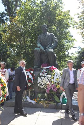 Мариус Донкин - директор на НТ "Иван Вазов" и шефът на Националния литературен музей Атанас Капралов (вдясно) поднасят цветя пред паметника на поета.