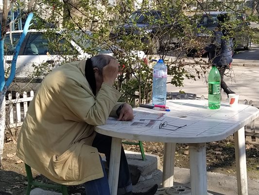 Този мъж решаваше кръстословици на едно от масите на "Водолаза".