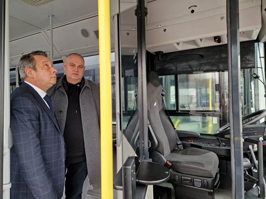 Превозвачът Петко Ангелов показа на зам.-кмета Тодор Чонов новите автобуси. Снимки: 24 часа