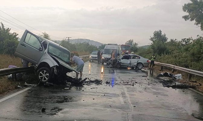 Двата автомобила са смачкани след жестокия челен сблъсък по пътя между Приморско и Китен.