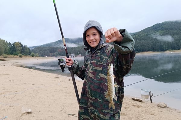 10-годишният Кристиан Иванов от Перник току-що е уловил щука / Снимки: Авторът