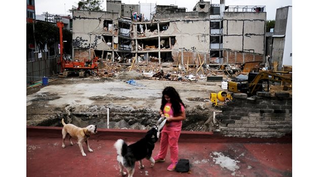 НА ФОНА НА РАЗРУШЕНИЯТА: Дете играе с куче в Мексико след земетресението с магнитуд 7,1 през септември т.г., когато загинаха 344-ма души.