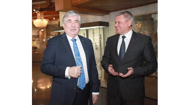 Руският посланик Дмитрий Макаров (вляво)