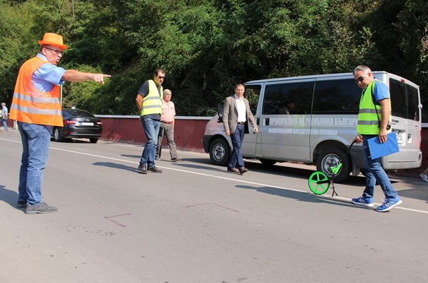 Зам. главният прокурор Борислав Сарафов (в средата) лично следи вземането на проби от асфалта на пътя убиец.
