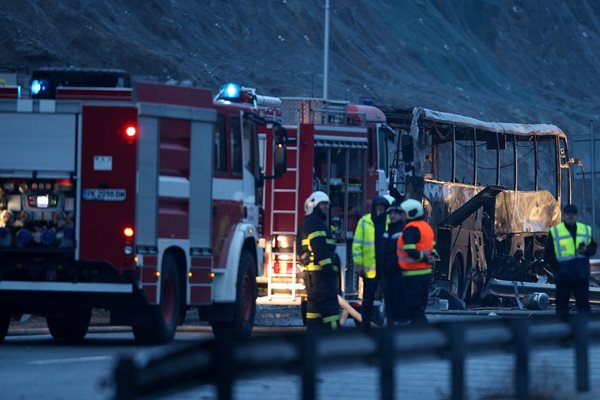 Днешната автобусна катастрофа в България, при която загинаха най-малко 46 души, е най-тежката автобусна катастрофа в Европа за последното десетилетие.
Снимки: Ройтерс