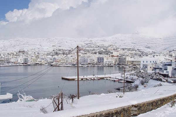 Главният град с пристанището на остров Тинос е целият в сняг.