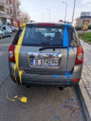 Колата е залата с боя в цветовете на украинското знаме.