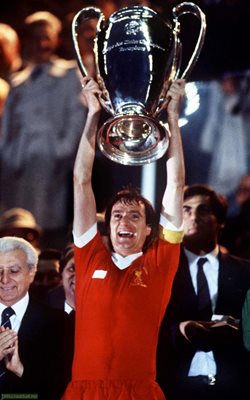 Капитанът на “Ливърпул” Фил Томпсън вдига трофея в КЕШ през 1981 г., който бе спечелен срещу “Реал” отново в Париж.