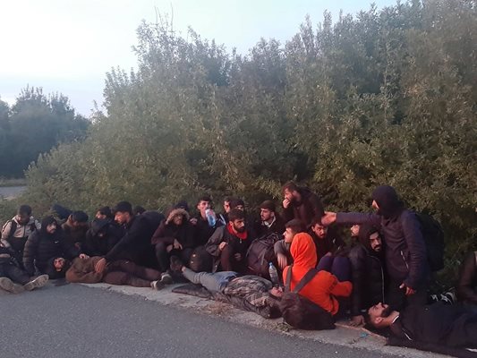 Задържаната група нелегални мигранти по пътя Приморско-Бургас край Аркутино.