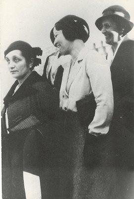 Дора Габе (вляво) и Елисавета Багряна (зад нея)