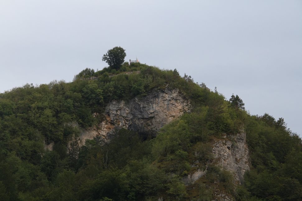 Крепостта Калето и Проходната пещера са близо до смолянското село Кошница.